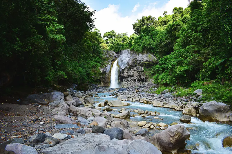 Fuente de la cascada Mangku Sakti