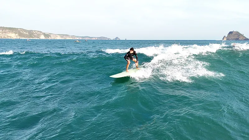 Surfista surfeando Don Don's