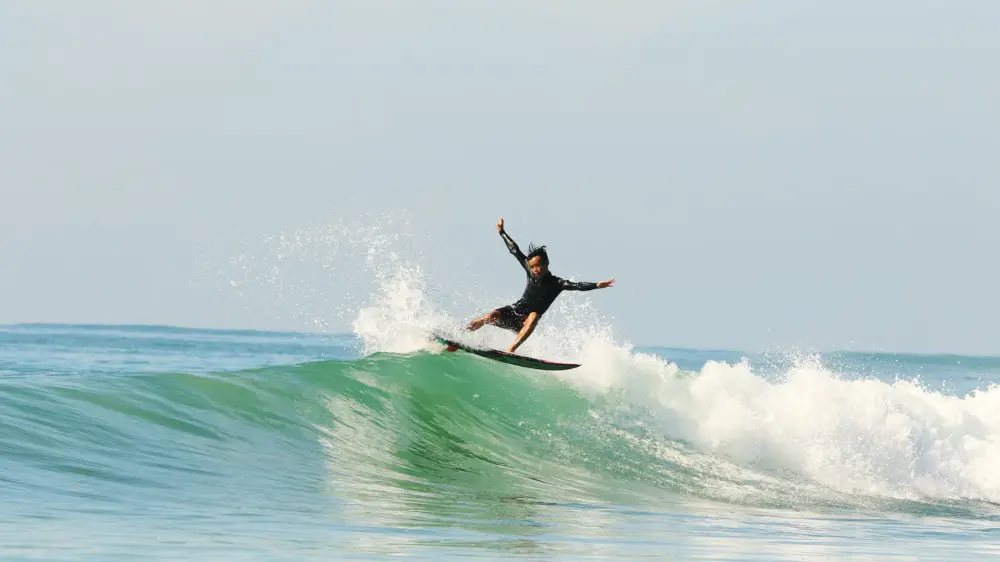 LMBK Surfhouse guest surfing